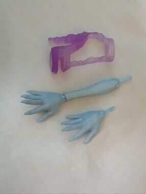 Monster High Abby Bominable 1 Arm 2 Hands And 1 Shoe